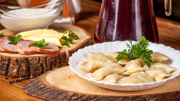 Ukraynalı mutfağı, vareniki patates, ekşi krema masanın üzerinde beyaz bir plaka ile ile kavramı. restoranda kahvaltı. Kopya alanı, seçici odak