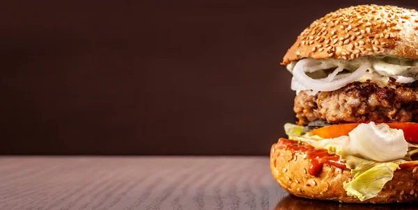 Amerykański Burger Domowe Bułeczki Sezamem Czajnik Smażone Mięso Pomidory Sałata — Zdjęcie stockowe