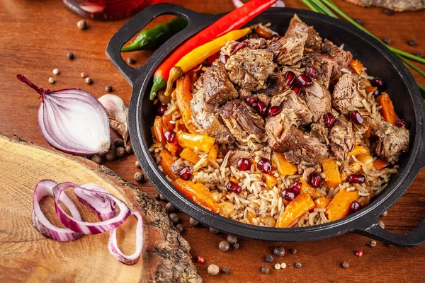 Oezbeekse Traditionele Keuken Pilaf Plov Met Lamsvlees Rode Granaat Een — Stockfoto