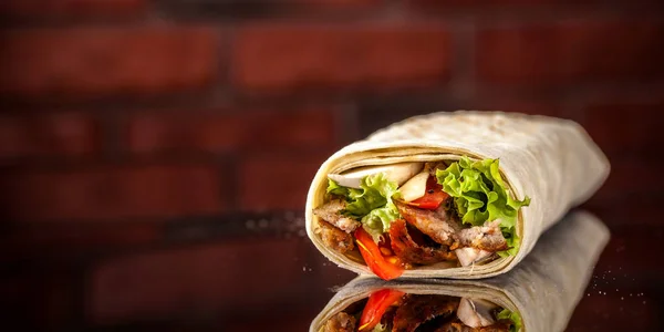 İki burrito, siyah ve beyaz lavaş tavuk, mantar, salata, domates, limon ve salsa. Kopya alanı, seçici odak