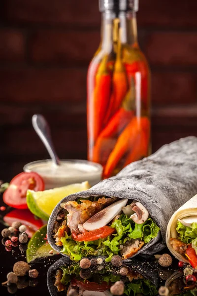 Zwei Burrito Schwarz Weißer Lavasch Mit Huhn Pilzen Salat Kirschtomaten — Stockfoto