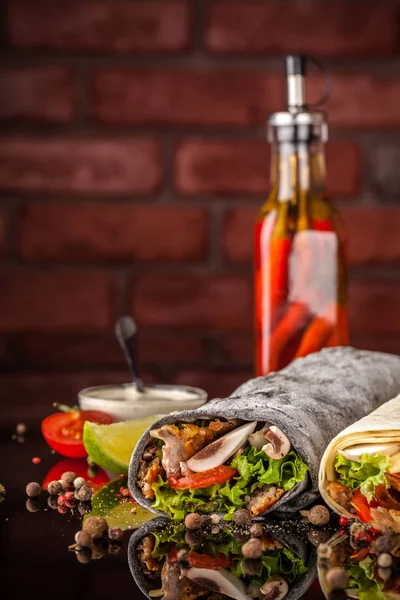 İki burrito, siyah ve beyaz lavaş tavuk, mantar, salata, domates, limon ve salsa. Kopya alanı, seçici odak
