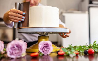 Şef'in pudra bir pasta Aşçılar ve taze çiçekler ile süsler. arka plan resmi.