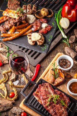 Arap mutfağı Dubai. Soslu bir ahşap tahta üzerinde bir kavrulmuş Dana biftek. Restoranda güzel bir hizmet bir kavramdır. Arka plan görüntüsü. Kopya alanı, seçici odak