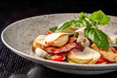 İtalyan mutfağı. Klasik Sezar salatası tavukla, domates, salata, parmesan peyniri, kruton ekmek, Peksimet ve fesleğen karıştırın. Restoranda güzel bir hizmet bir kavramdır. Kopya alanı