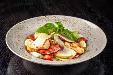 İtalyan mutfağı. Klasik Sezar salatası tavukla, domates, salata, parmesan peyniri, kruton ekmek, Peksimet ve fesleğen karıştırın. Restoranda güzel bir hizmet bir kavramdır. Kopya alanı