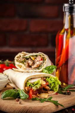 Meksika mutfağı, börek tavuk, domates, marul, mantar, rucola ve siyah bir zemin üzerine pul biber. Salsa sos ile. Kopya alanı, seçici odak