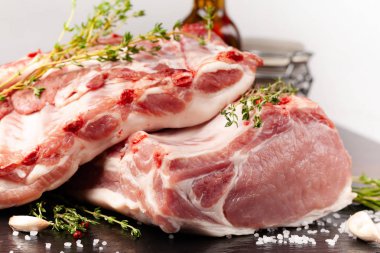 Karkas domuz bir parça, bir kenar, bir fileto, bir kürek kemiği, bir boyun, bir çentik, jambon, bir jambon, bir geri ayrılmıştır. Baharatlar ile marasm. dürüst, biber ve tuz. Çiğ domuz eti. arka plan resmi.