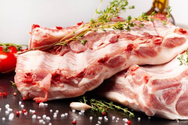 Karkas domuz bir parça, bir kenar, bir fileto, bir kürek kemiği, bir boyun, bir çentik, jambon, bir jambon, bir geri ayrılmıştır. Baharatlar ile marasm. dürüst, biber ve tuz. Çiğ domuz eti. arka plan resmi.