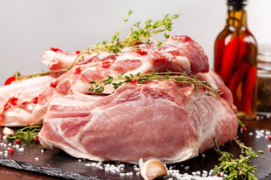 Karkas domuz bir parça, bir kenar, bir fileto, bir kürek kemiği, bir boyun, bir çentik, jambon, bir jambon, bir geri ayrılmıştır. Baharatlar ile marasm. dürüst, biber ve tuz. Çiğ domuz eti. arka plan resmi.