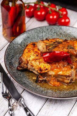 Meksika mutfağı, domuz eti veya sığır eti biftek salsa baharatlı sos ile. kırmızı biber, marasm ve titanyum, cherry domates, bıçak ve çatal.