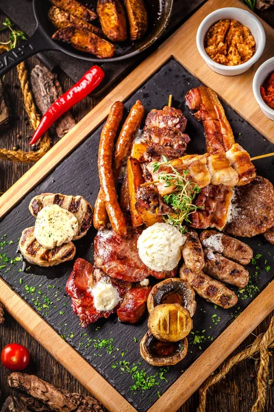 Cocina Árabe Dubai Surtido Embutidos Fritos Una Parrilla Con Salsa —  Fotos de Stock