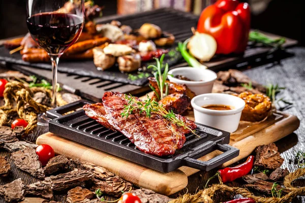 Arap mutfağı Dubai. Soslu bir ahşap tahta üzerinde bir kavrulmuş Dana biftek. Restoranda güzel bir hizmet bir kavramdır. Arka plan görüntüsü. Kopya alanı, seçici odak