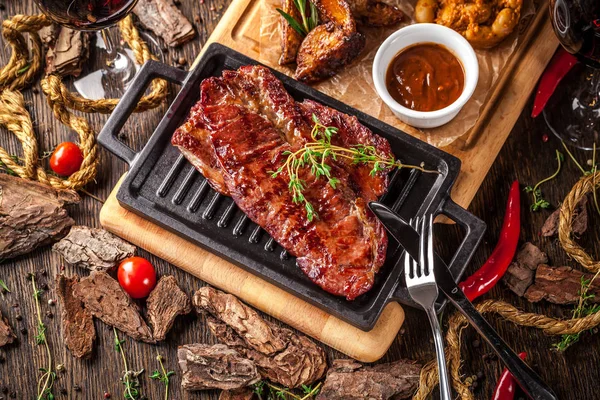 Arap mutfağı Dubai. Soslu bir ahşap tahta üzerinde bir kavrulmuş Dana biftek. Restoranda güzel bir hizmet bir kavramdır. Arka plan görüntüsü. Kopya alanı, seçici odak