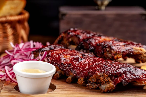 Kızarmış bir ahşap tahta üzerinde tartar sos ile Marine hava fritöz kaburga. Rustik bir şekilde ve sebze patates kızartması ile. bir restoranda ya da bir kafede güzel bir hizmet kavramı.