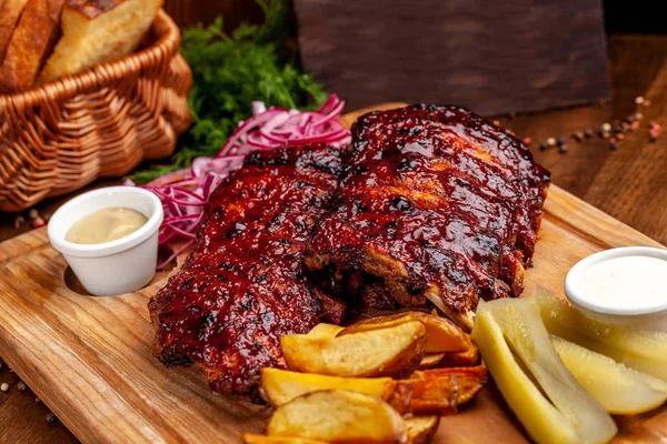 Freidora Costillas Fritas Adobo Con Salsa Tártara Una Tabla Madera —  Fotos de Stock