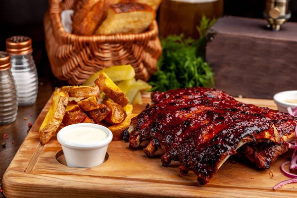 Kızarmış bir ahşap tahta üzerinde tartar sos ile Marine hava fritöz kaburga. Rustik bir şekilde ve sebze patates kızartması ile. bir restoranda ya da bir kafede güzel bir hizmet kavramı.