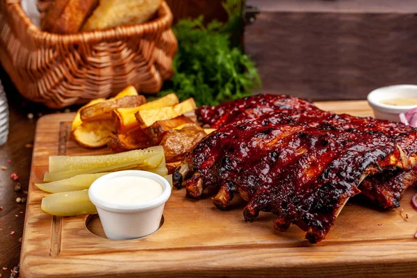 Kızarmış bir ahşap tahta üzerinde tartar sos ile Marine hava fritöz kaburga. Rustik bir şekilde ve sebze patates kızartması ile. bir restoranda ya da bir kafede güzel bir hizmet kavramı.