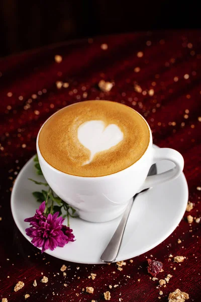 Cappuccino Café Uma Xícara Branca Com Desenho Arte Forma Coração — Fotografia de Stock