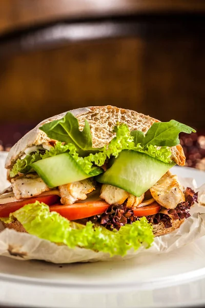 Cheeseburger Homemade Bread Chicken Cucumbers Lettuce Leaves Tomatoes White Plate — Stock Photo, Image