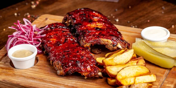 Kızarmış bir ahşap tahta üzerinde tartar sos ile Marine hava fritöz kaburga. Rustik bir şekilde ve sebze patates kızartması ile. bir restoranda ya da bir kafede güzel bir hizmet kavramı.