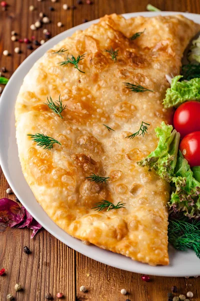 Cozinha Tártara Oriental Uzbeque Cheburek Com Carne Queijo Suluguni Prato — Fotografia de Stock