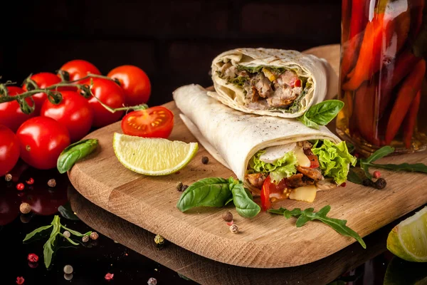 Cozinha Mexicana Burrito Com Frango Tomate Cereja Alface Cogumelos Rucola — Fotografia de Stock