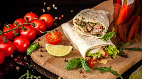 Cozinha Mexicana Burrito Com Frango Tomate Cereja Alface Cogumelos Rucola — Fotografia de Stock