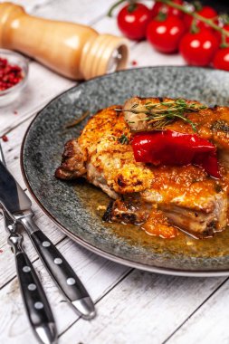 Meksika mutfağı, domuz eti veya sığır eti biftek salsa baharatlı sos ile. kırmızı biber, marasm ve titanyum, cherry domates, bıçak ve çatal.