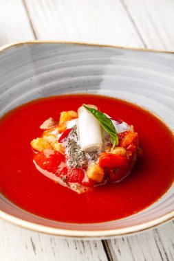 Bir baharatlı domates krem çorbası ekmek kruton ve ahşap bir masa üzerinde pastırma ile. Moleküler Restoran mutfağında kavramı.