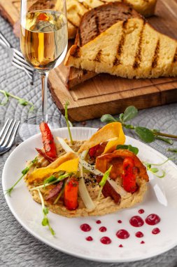 Yüksek Avrupa mutfağı, moleküler mutfağı kavramı. Sebze bahçesinden pahalı bir restoranda yemek. Tablo Araçları ve bir kadeh şampanya pahalı tablo sunucuda.