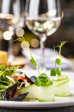 Yüksek Avrupa mutfağı, moleküler mutfağı kavramı. Midye sebze ile deniz ürünleri ile çanağı. Server tablo, tablo aletleri ve bir kadeh şarap