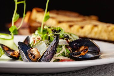 Yüksek Avrupa mutfağı, moleküler mutfağı kavramı. Midye sebze ile deniz ürünleri ile çanağı. Server tablo, tablo aletleri ve bir kadeh şarap