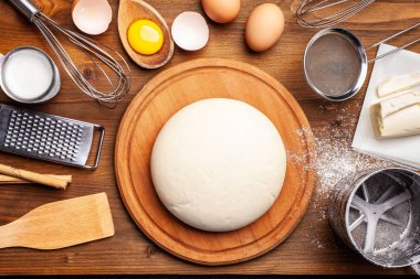 Pastane, Restoran, kafe, üretim için kavram. El hamur ile ahşap bir masa üzerinde çalışma. Arkadaşları, süt, un, yumurta yanında. Ev yapımı ekmek, pizza makarna, pasta, kek. kopya alanı, üstten görünüm