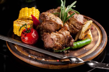 Kızarmış et, şiş kebap, Yeşiller, maydanoz, dereotu, zeytin yağı, demir şişleri, yalan bir ahşap yuvarlak tahta üzerinde. Et yemek kavramı.