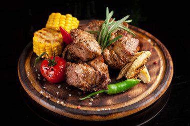 Kızarmış et, şiş kebap, Yeşiller, maydanoz, dereotu, zeytin yağı, demir şişleri, yalan bir ahşap yuvarlak tahta üzerinde. Et yemek kavramı.