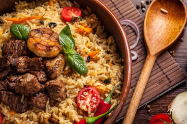 Özbek restaurant konseptini, özbek gıda Bayramı. Özbek pilavı sığır eti, kuzu, tavuk, büyük toprak, plaka, sebze yanında yaptı. Kopya alanı