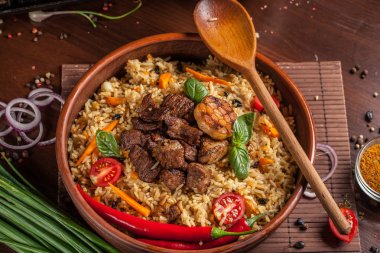 Özbek restaurant konseptini, özbek gıda Bayramı. Özbek pilavı sığır eti, kuzu, tavuk, büyük toprak, plaka, sebze yanında yaptı. Kopya alanı