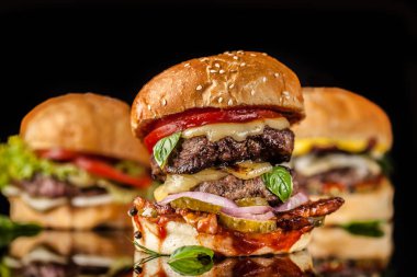 Ev yapımı Amerikan hamburger, yakın çekim Burger. Avrupa sokak gıda kavramı. Arka plan görüntüsü. Kopya alanı