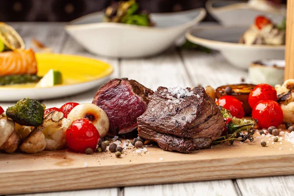 Zwei Saftige Steaks Mit Braten Medium Rare Mit Gegrilltem Gemüse — Stockfoto