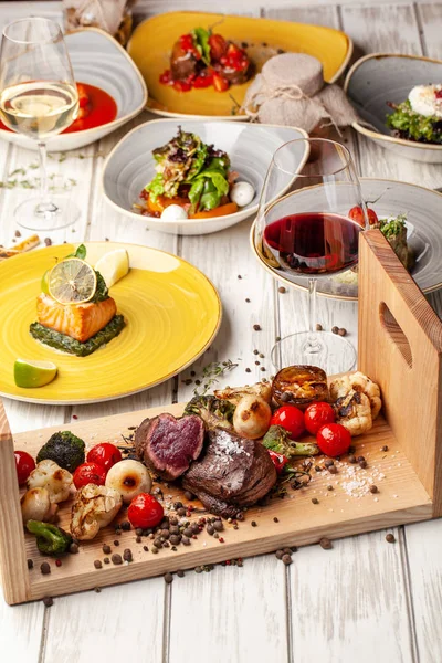 Dos Jugosos Filetes Con Asado Medio Raro Con Verduras Parrilla —  Fotos de Stock