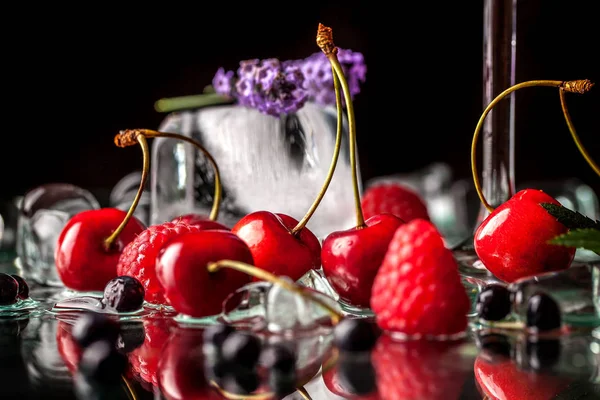 Berry Kall Cocktail Med Alkohol Ett Glas Kristallglas Svart Bakgrund — Stockfoto