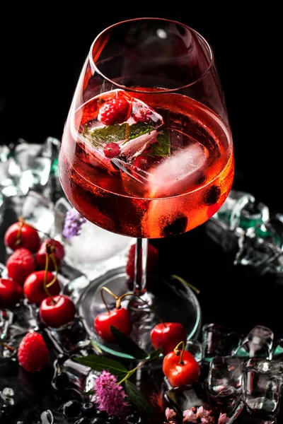 Cocktail Freddo Bacche Con Alcool Bicchiere Cristallo Vetro Sfondo Nero — Foto Stock