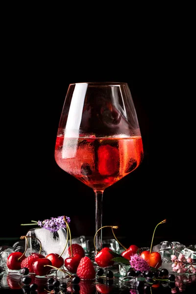 Cóctel Bayas Frías Con Alcohol Vaso Cristal Sobre Fondo Negro —  Fotos de Stock