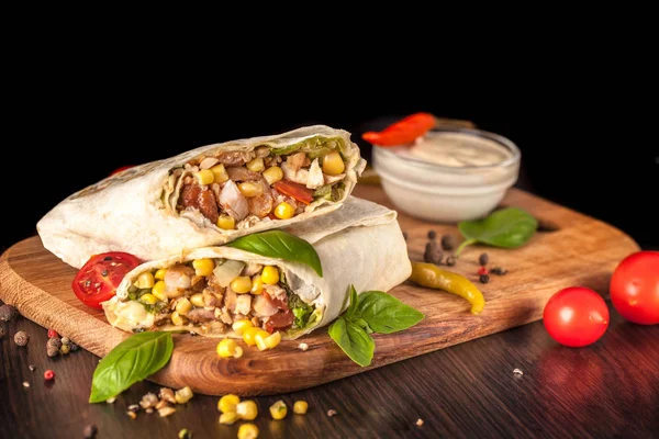 Burritos Kebab Shaurma Envolve Carne Legumes Fundo Preto Fica Uma — Fotografia de Stock