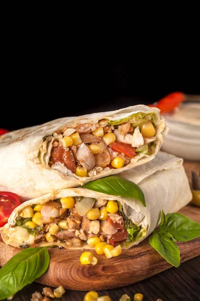 Burritos Kebab Shaurma Wickelt Rindfleisch Und Gemüse Auf Schwarzem Hintergrund — Stockfoto