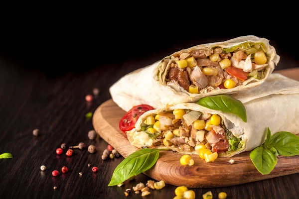 Burritos Kebab Shaurma Wickelt Rindfleisch Und Gemüse Auf Schwarzem Hintergrund — Stockfoto