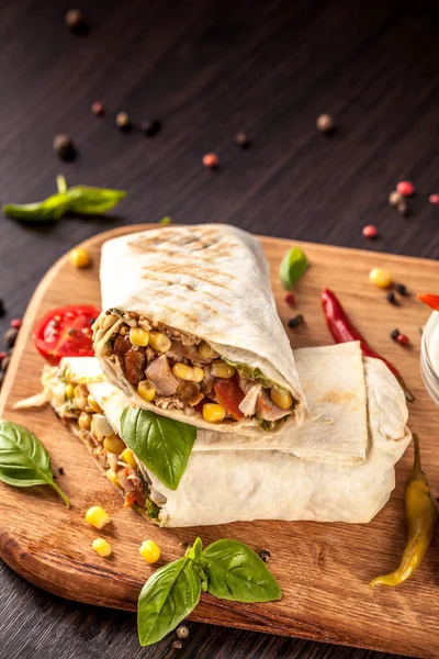 Burritos Kebab Shaurma Wickelt Rindfleisch Und Gemüse Auf Schwarzem Hintergrund — Stockfoto