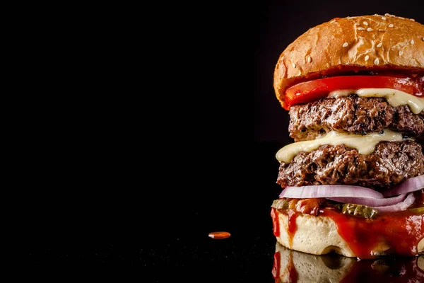 Koncepcja Amerykański Fast Food Soczysty Amerykański Burger Wołowiny Dwa Kotlety — Zdjęcie stockowe