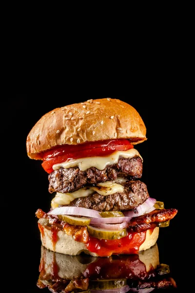Koncepcja Amerykański Fast Food Soczysty Amerykański Burger Wołowiny Dwa Kotlety — Zdjęcie stockowe
